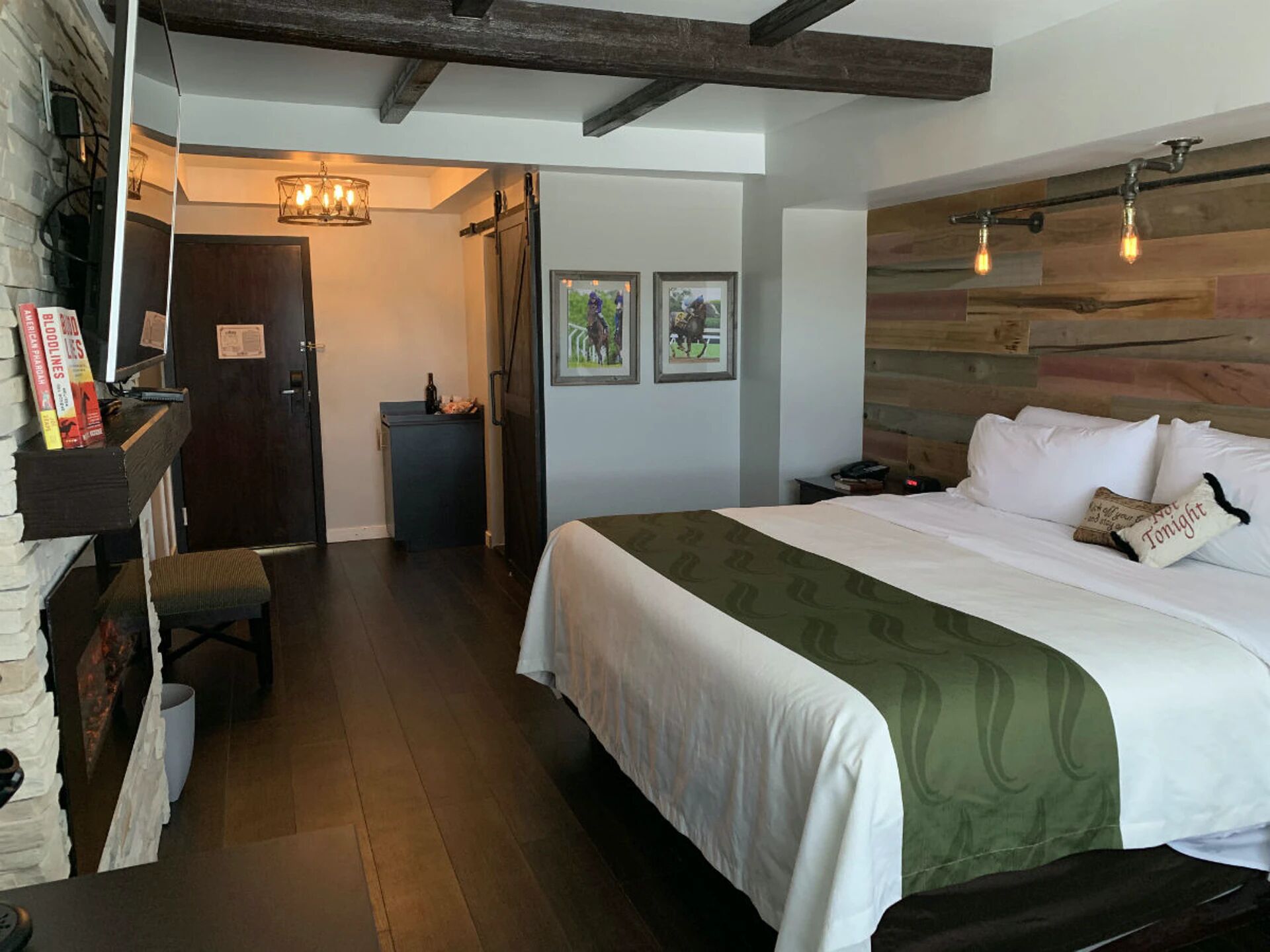classic suite, 1 king bed | in-room safe, rollaway beds, free wifi, bed sheets