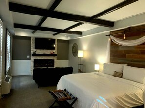 Deluxe Studio Suite | In-room safe, rollaway beds, free WiFi, bed sheets - Cedar Stables Inn and Suites (Sandusky)
