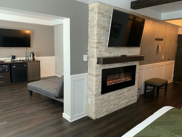 Suite – deluxe, flere senger | Safe på rommet, ekstrasenger (mot et tillegg) og wi-fi (inkludert)