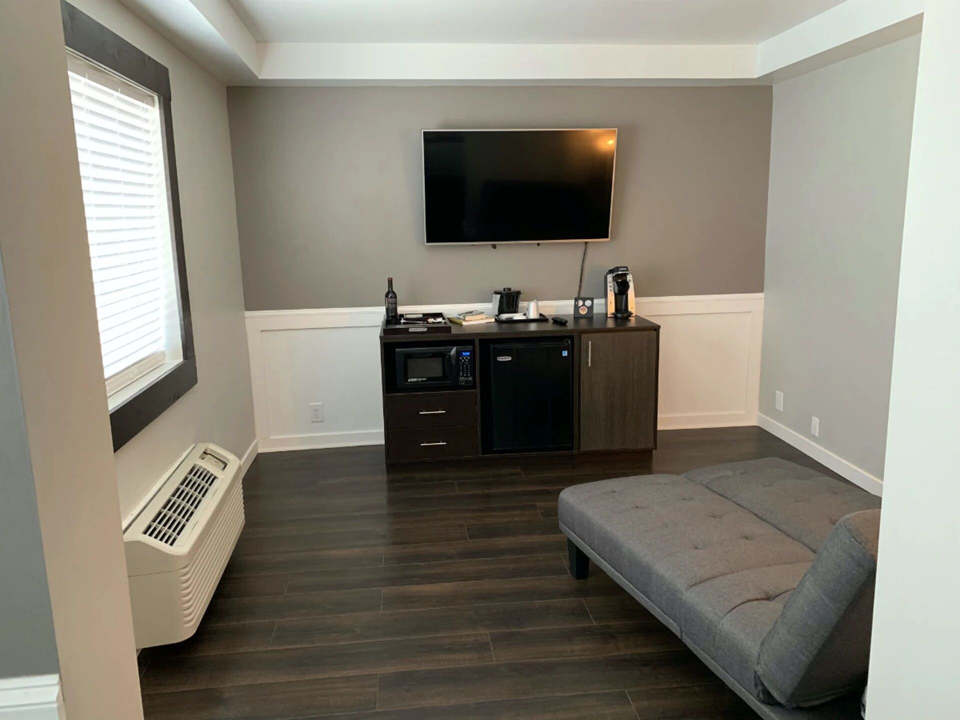 deluxe suite, multiple beds | in-room safe, rollaway beds, free wifi, bed sheets