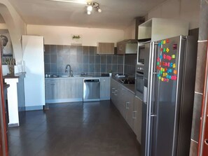 Fridge, microwave, oven, stovetop - Cacao Lodge (Mamoudzou)
