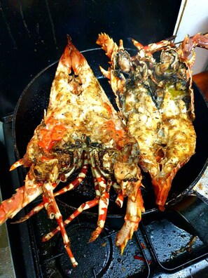 Two cooked lobsters on a black pan. - Cacao Lodge (Mamoudzou)