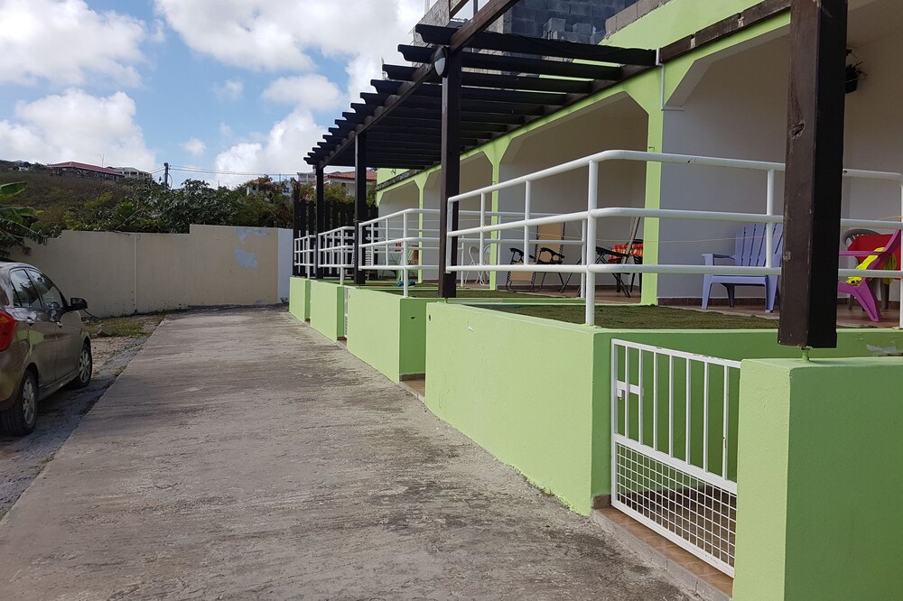 Over The Hill - Guesthouse & Residence