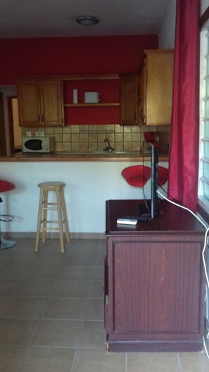 Superior Apartment, 1 Queen Bed with Sofa bed, Hill View | Private kitchen - Over The Hill - Guesthouse & Residence (La Savane)