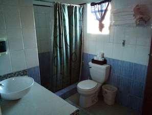 Familieværelse - 2 soveværelser | Badeværelse | Bruser, hårtørrer, håndklæder, Sæbe