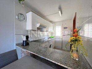 Réfrigérateur, four à micro-ondes, un four, cafetière-théière