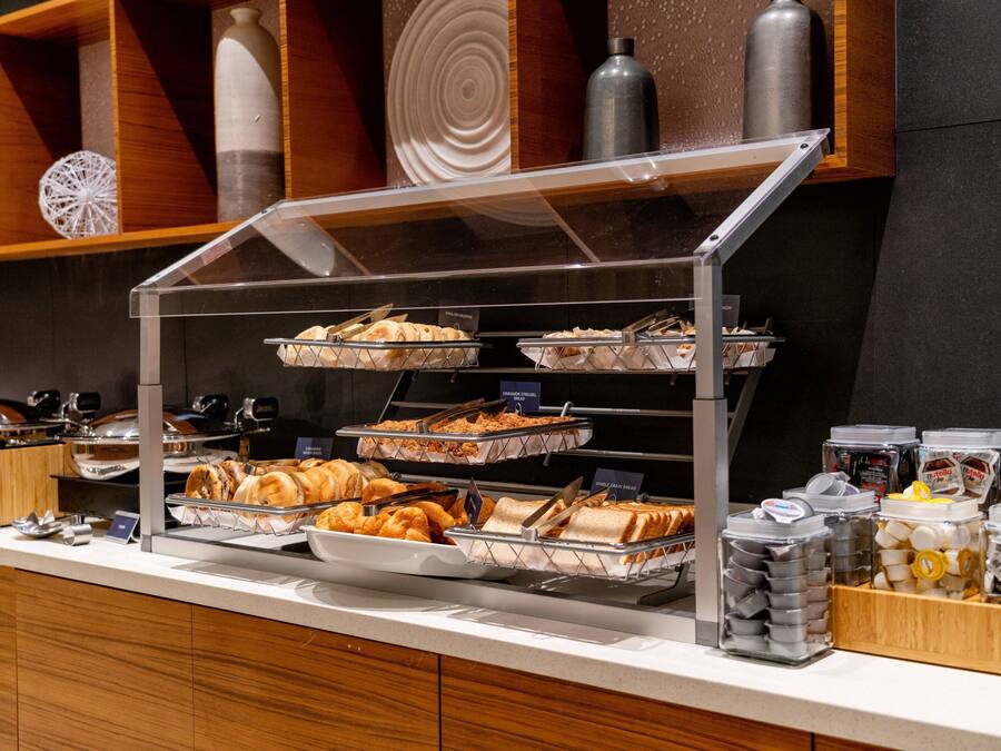 Ein Frühstücksbuffet mit verschiedenen Speisen und Beilagen.
