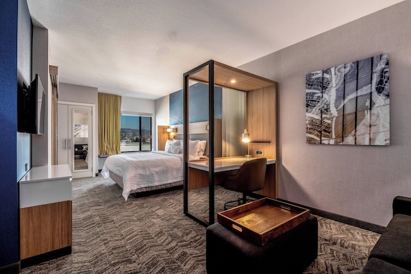 Bộ đồ giường cao cấp, bàn, bàn ủi/dụng cụ ủi quần áo