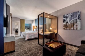 Premium bedding, desk, iron/ironing board, cots/infant beds - SpringHill Suites by Marriott Oakland Airport (Oakland)