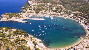 Beach nearby, sun loungers, beach towels