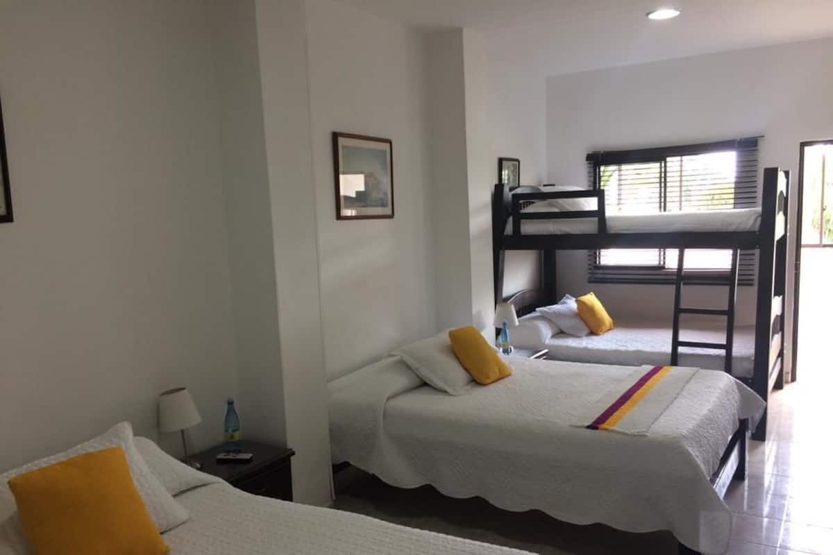 Habitación, varias camas, balcón | Tabla de planchar con plancha y wifi gratis