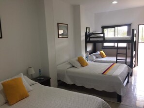 客房, 多张床, 阳台 | 熨斗/熨板、免费 WiFi