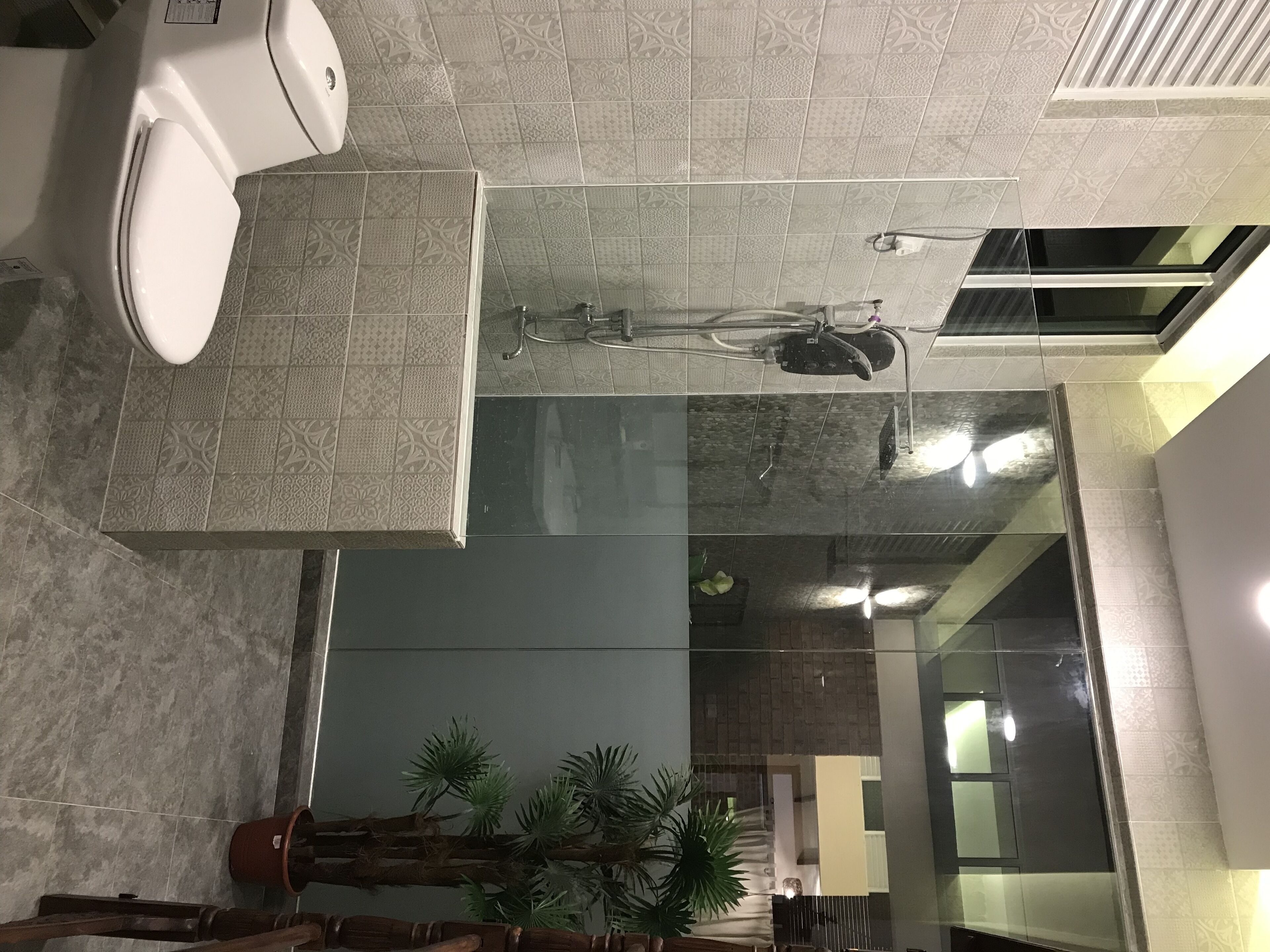 Een haardroger, handdoeken, zeep, shampoo