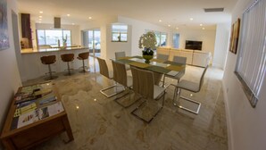 Una cocina moderna con comedor.