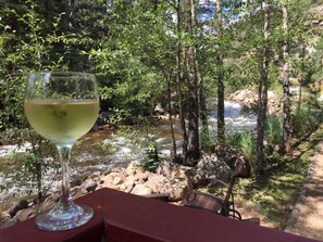 Terrace/patio - Swiftcurrent Lodge and Cottages by the River (Estes Park)