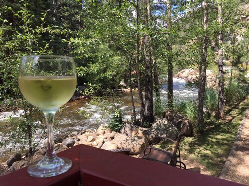 Swiftcurrent Lodge and Cottages by the River