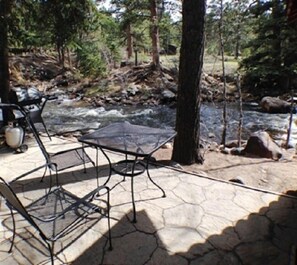View from room - Swiftcurrent Lodge and Cottages by the River (Estes Park)
