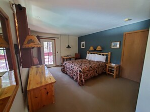 Lodge 204 | Blackout drapes, iron/ironing board, free WiFi, bed sheets - Swiftcurrent Lodge and Cottages by the River (Estes Park)