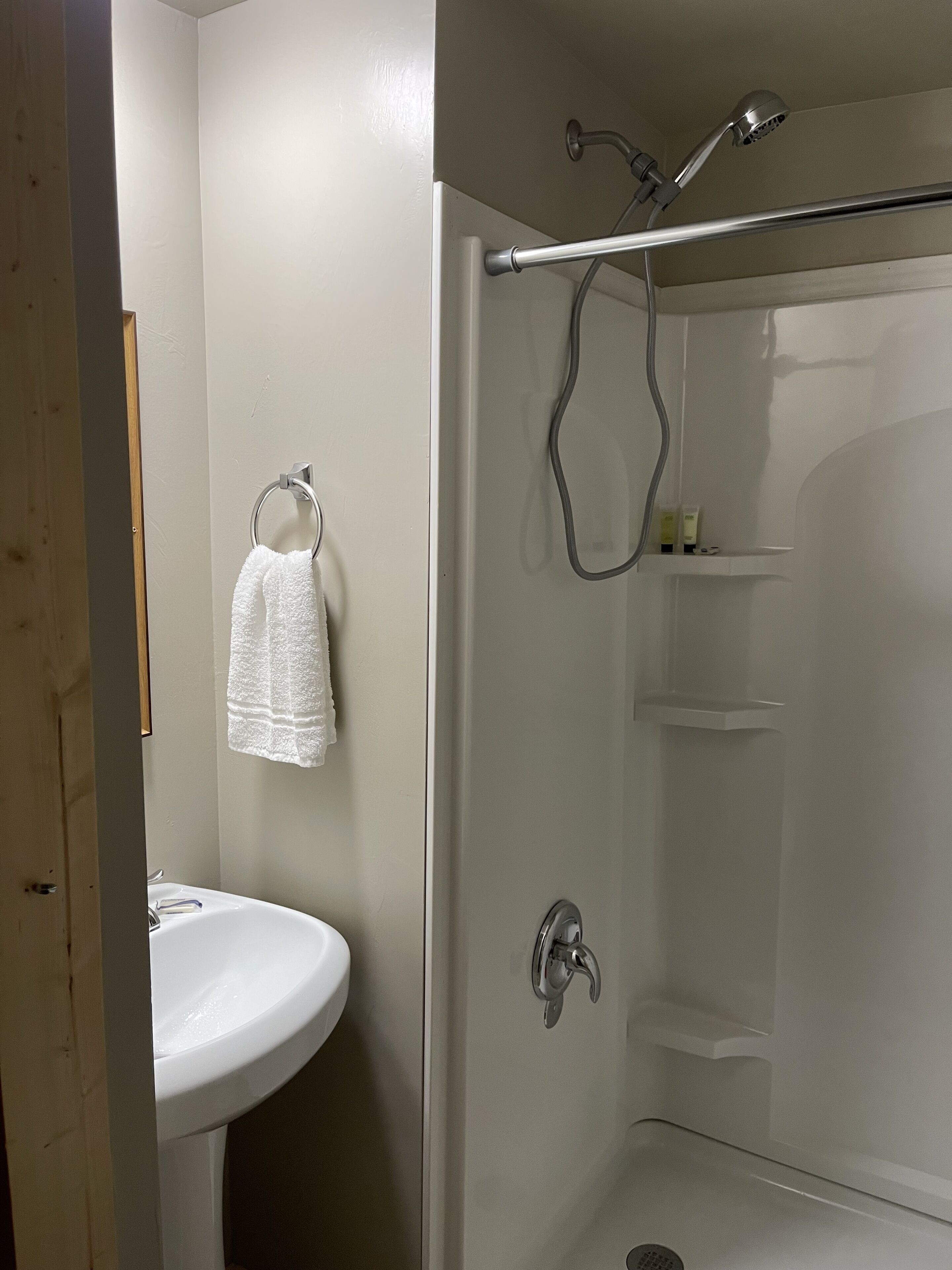 Chambre, 2 grands lits | Salle de bain | Douche, serviettes fournies