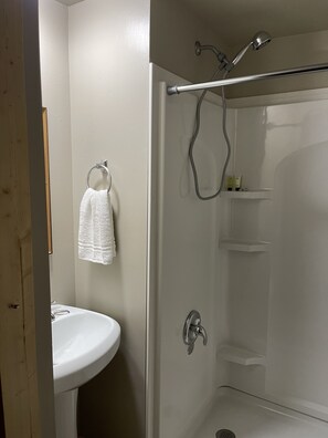 Rom – basic, 2 queensize-senger | Bad | Dusj og håndklær
