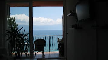 Apartament exclusiu, 2 dormitoris, vistes al llac | Sala d'estar | Televisor de pantalla plana