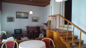 Apartament exclusiu, 2 dormitoris | Sala d'estar | Televisor de pantalla plana