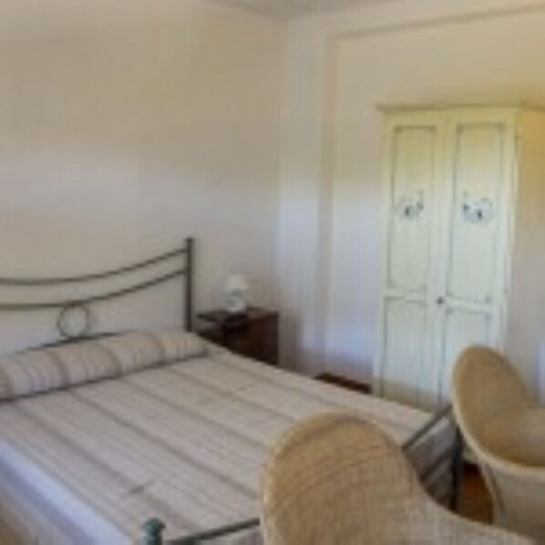 1 camera, ferro/asse da stiro, lenzuola