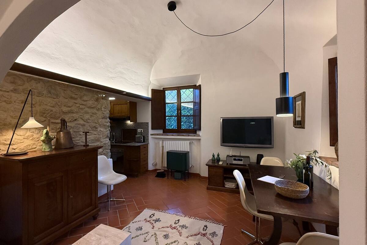 Muebles diferentes, cortinas blackout y tabla de planchar con plancha