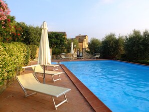 Una piscina al aire libre de temporada (de 08:00 a 20:00), sombrillas