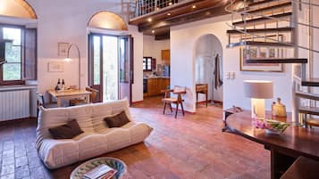 Duplex, 1 quarto, vista para a colina (La Galleria, incl. 60€ Cleaning Fee) | Área de estar | TV de tela plana 36 polegadas com canais via satélite, TV, lareira