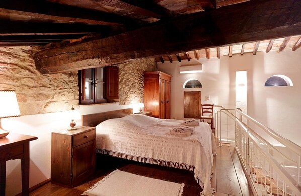 Muebles diferentes, cortinas blackout y tabla de planchar con plancha