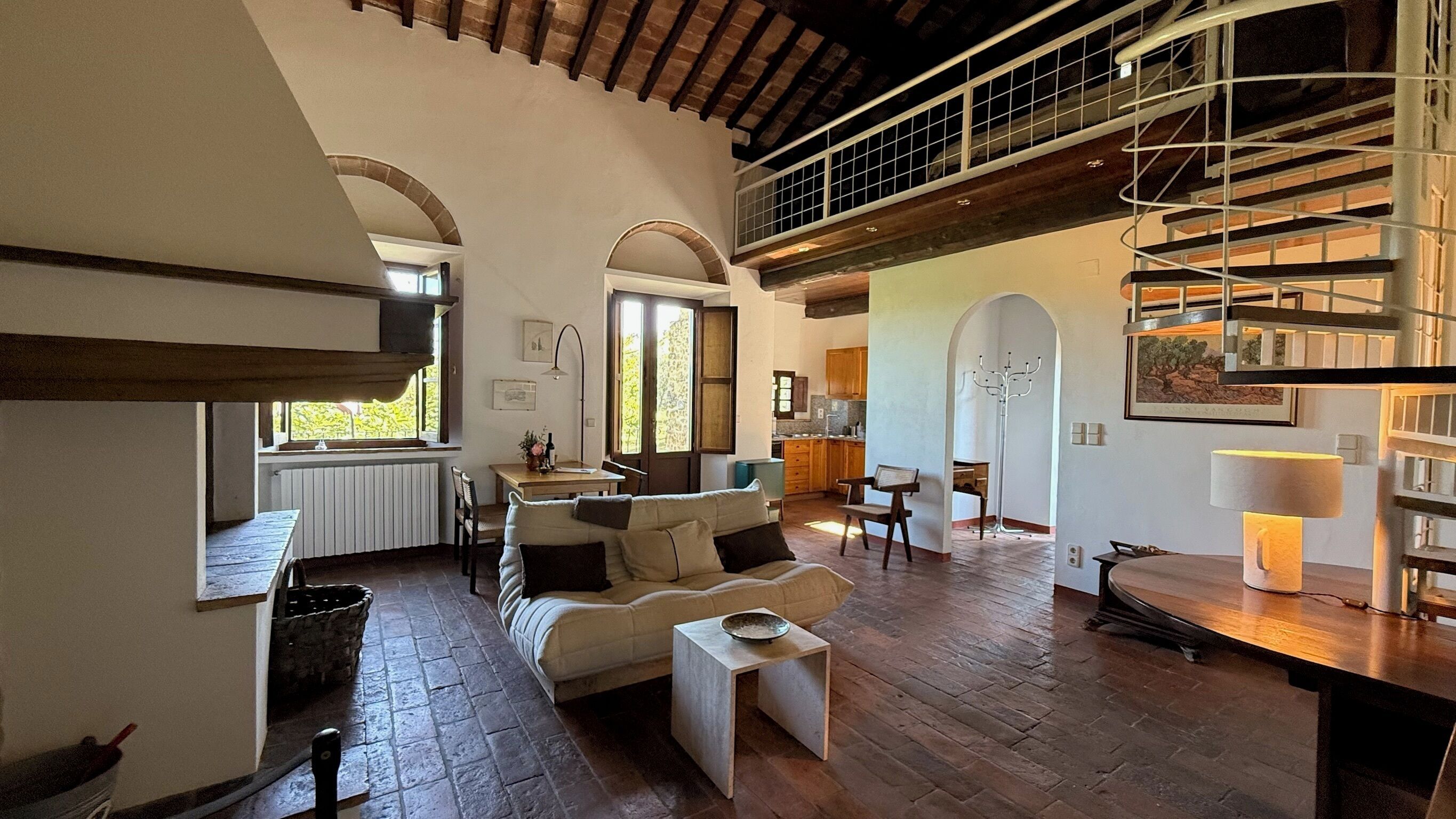 Toetasjesleilighet, 1 soverom, utsikt mot høyde (La Galleria, incl. 60€ Cleaning Fee) | Oppholdsområde | En 36-tommers Flatskjerm-TV med Parabol-TV samt TV og peis