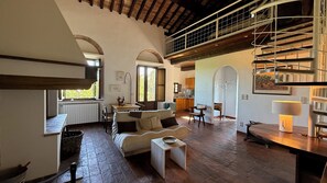 Appartement Duplex, 1 chambre, vue colline (La Galleria, incl. 60€ Cleaning Fee) | Coin séjour