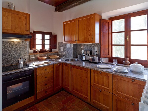 Refrigerador con freezer, placa de cocina, lavavajillas, cafetera/tetera