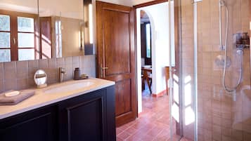 Dúplex, 1 habitación, vistas a la colina (La Galleria, incl. 60€ Cleaning Fee) | Baño | Ducha, artículos de higiene personal gratuitos, secador de pelo y bidé