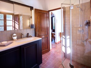 Dúplex, 1 habitación, vistas a la colina (La Galleria, incl. 60€ Cleaning Fee) | Baño | Ducha, artículos de higiene personal gratuitos, secador de pelo y bidé