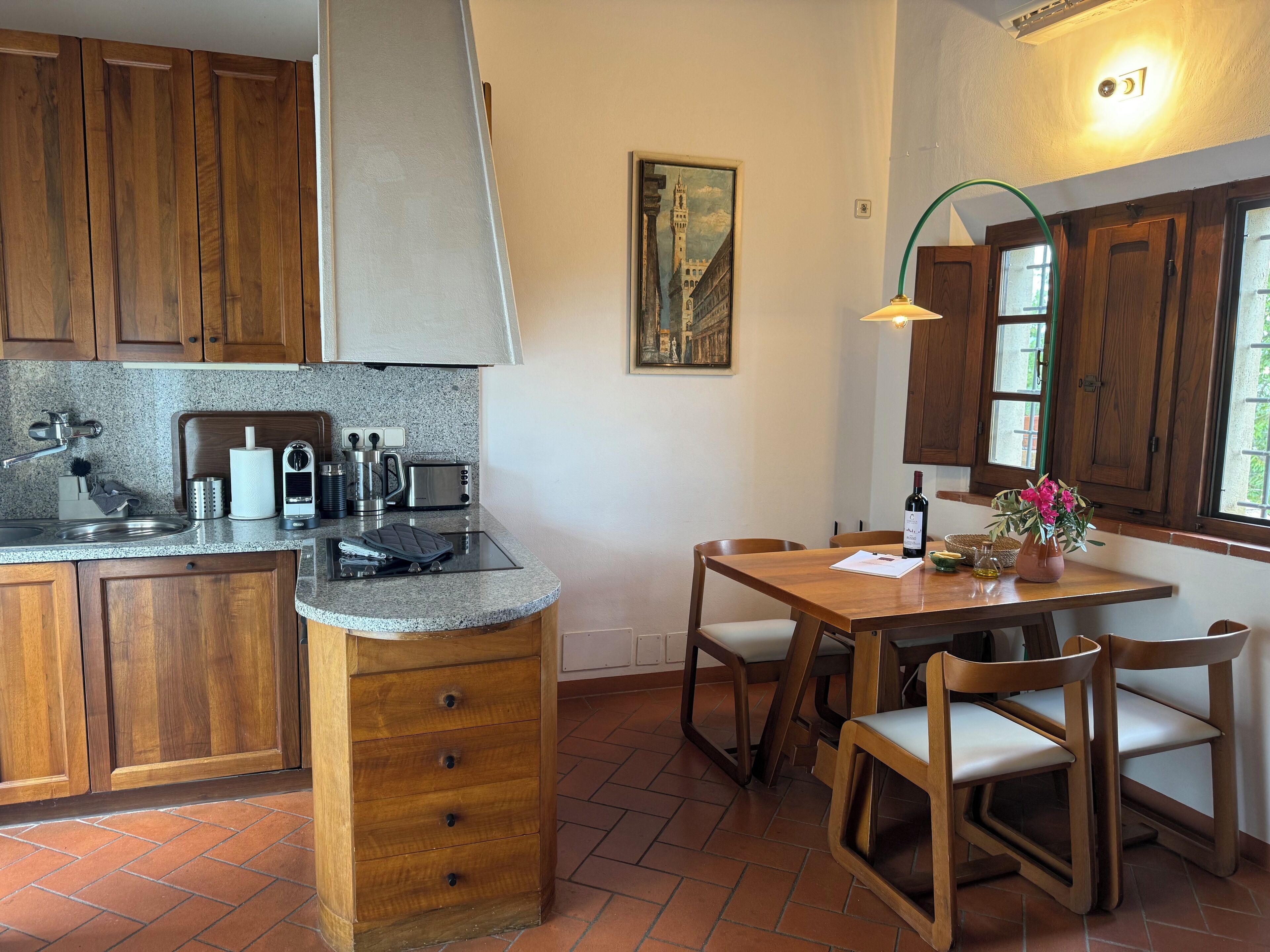 Toetasjesleilighet, terrasse, utsikt mot høyde (La Torre, incl. 60€ Cleaning Fee) | Oppholdsområde | En 36-tommers Flatskjerm-TV med Parabol-TV samt TV og peis