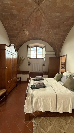Villa, 3 Bedrooms, Terrace, Hill View (La Stalla, incl. 100€ Cleaning Fee) | Living area | 36-inch flat-screen TV with satellite channels, TV, fireplace - Agriturismo Podere Cortilla (Volterra)