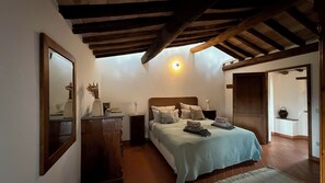 Villa, 3 habitaciones, terraza, vistas a la colina (La Stalla, incl. 100€ Cleaning Fee) | 2 dormitorios, mobiliario individual, cortinas opacas