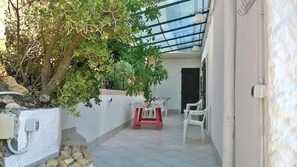 Outdoor dining - Villetta al mare in Solanas, a town adjacent to Villasimius, municipality of Sinnai (Sinnai, Solanas (Ca))