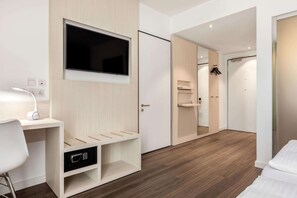 Hypo-allergenic bedding, in-room safe, desk, laptop workspace - Super 8 by Wyndham Oberhausen am Centro (Oberhausen)