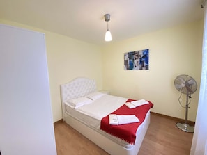 2 bedrooms, desk, iron/ironing board, WiFi