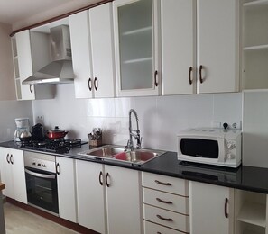 Frigorifero, microonde, forno, piano cottura