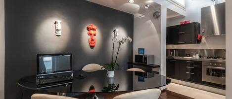 Fridge, oven, stovetop, coffee/tea maker