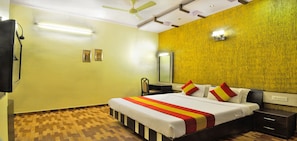 Luxury Double Room, 1 Queen Bed, Non Smoking, City View | Desk, laptop workspace, bed sheets - hotel roopa international (Amritsar)