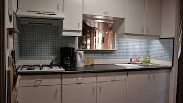 Een koelkast, een magnetron, een oven, een kookplaat