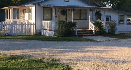Songbird Haven - 2BR/ 1BA cottage 10 miles from Silos, Peaceful & CLEAN