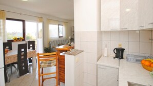 Fridge, oven, cookware/dishes/utensils - Apartment Ivanka, (15992), Kaštel Štafilic, hr (Kaštel Štafilic)