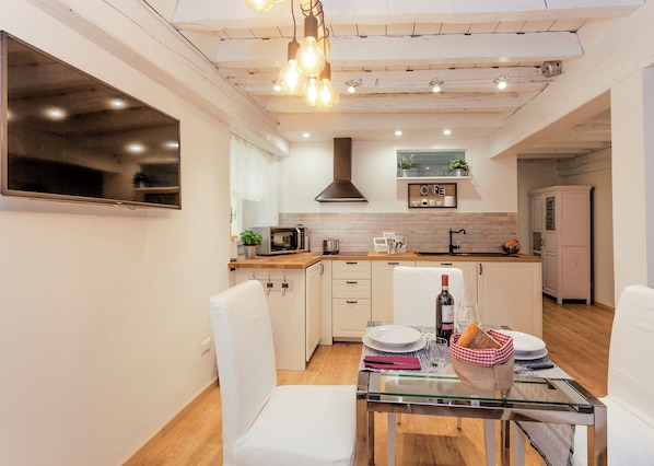 Fridge, microwave, stovetop, dishwasher