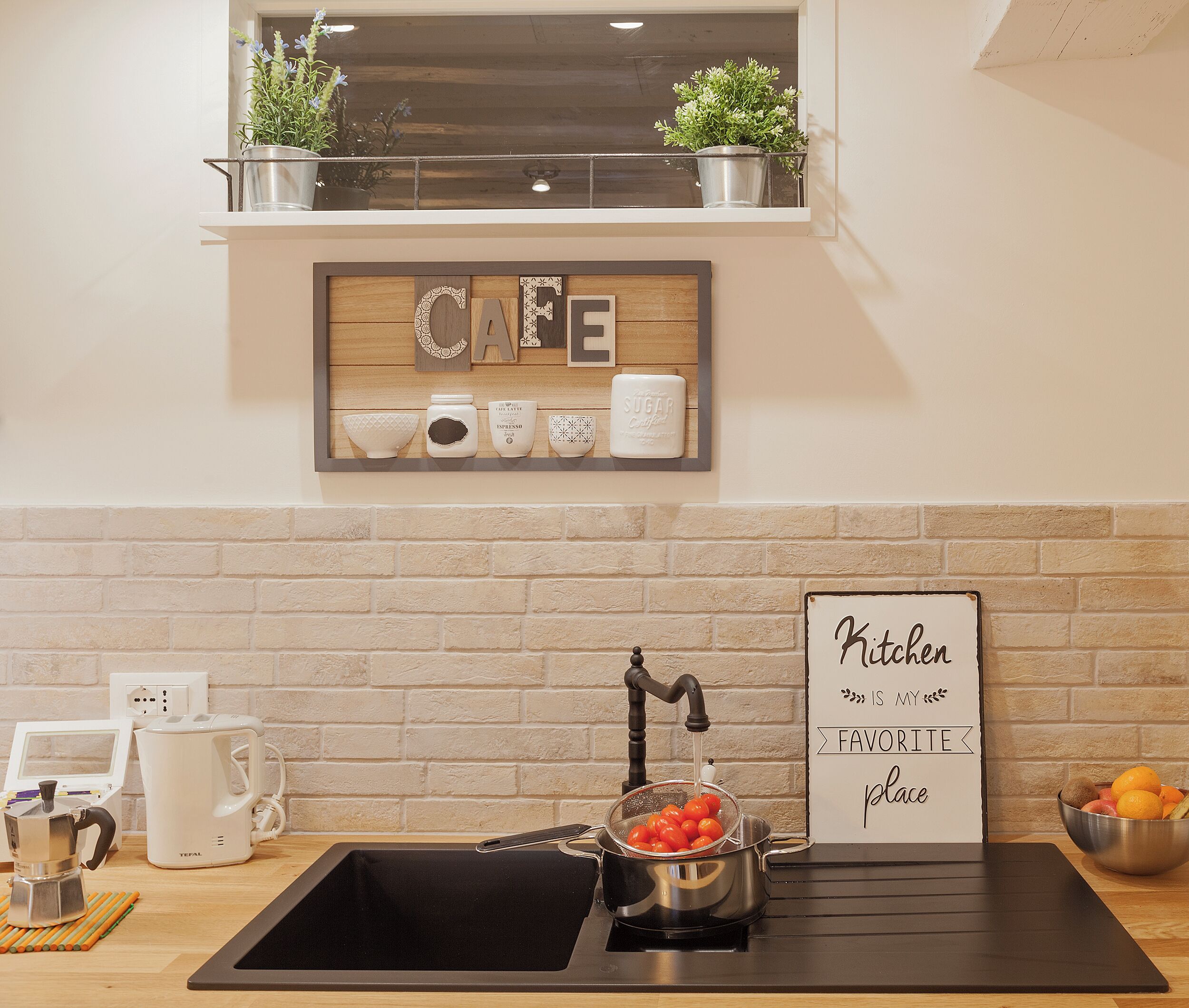Macchina per tè/caffè, frigorifero, microonde, piano cottura